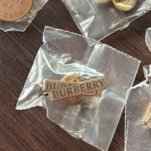 Set of five Burberry pins London, London Bus - Picture 5 of 6